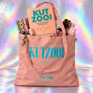 KUTZOOI met een peach tote bag, gestyled met accessoires
